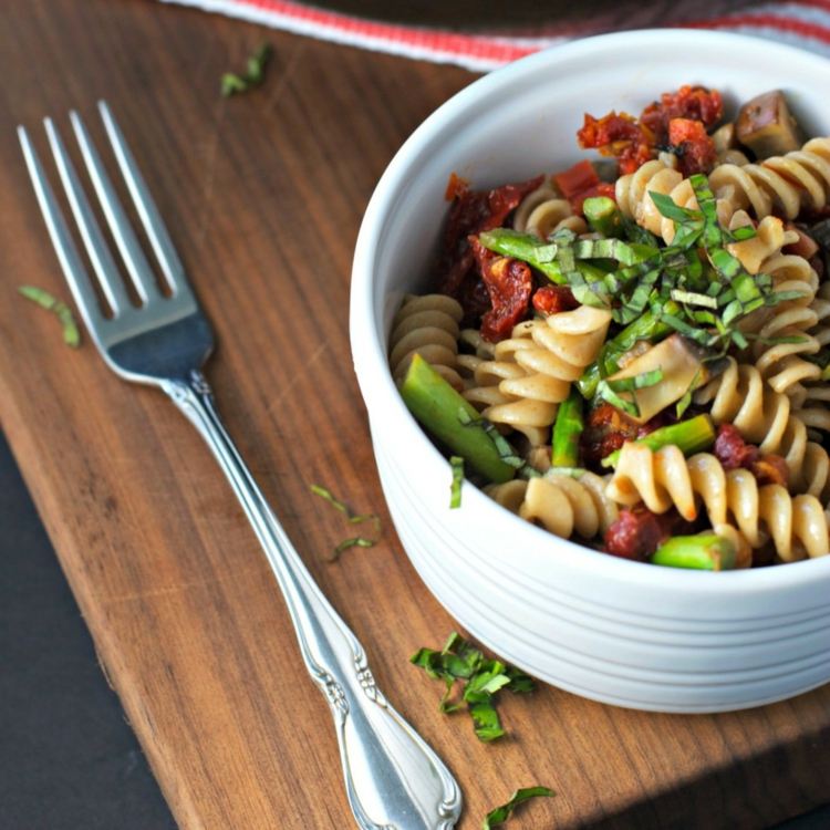 delicioasă salată de paste rețetă roșii uscate ciuperci sparanghel