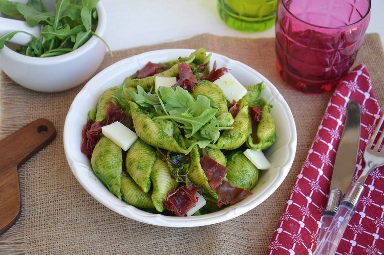salată delicioasă de paste cu brânză rachetă pesto mediteraneană