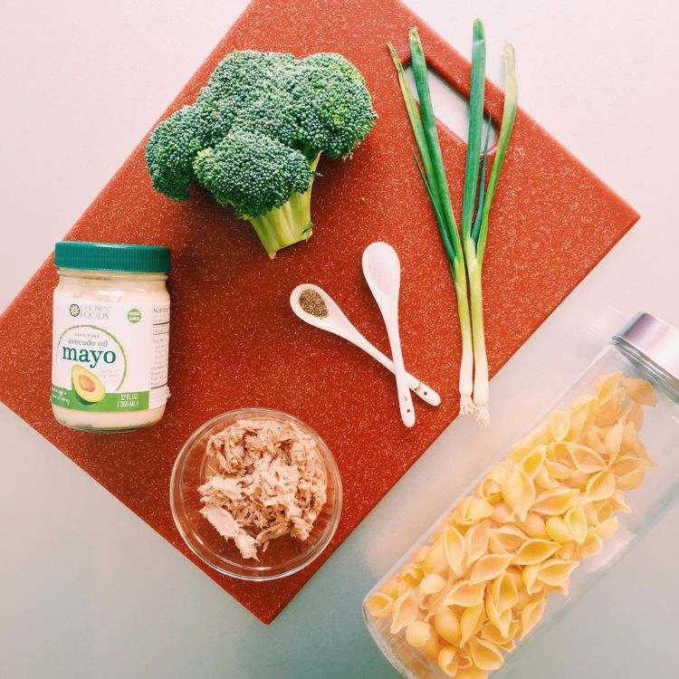 salată delicioasă de paste cu ingrediente de broccoli cu maioneză de ton