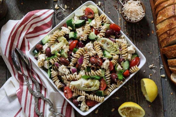 delicioasă salată de paste anghinare parmezan măsline mediteraneene feta