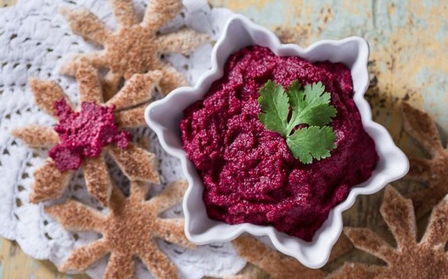 delicioasă rețetă-pentru-humus-cu-farfurie în formă de stea-sfeclă Rețetă pentru plăcuță de pătrunjel în formă de stea de nap de humus