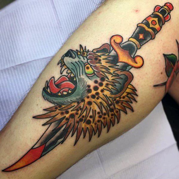 Tatuagem de hiena com espada