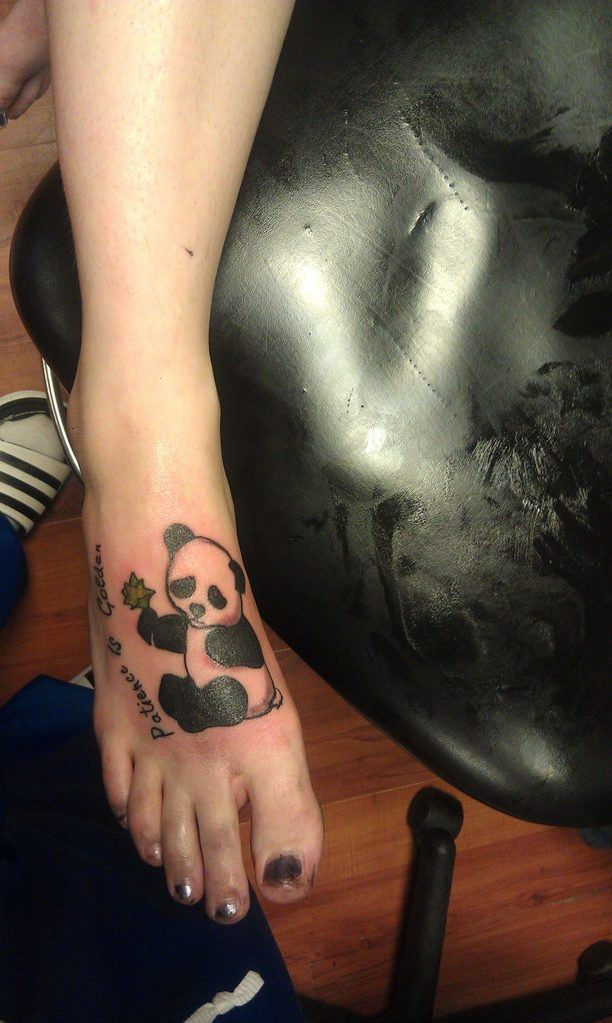 panda tatuiruotė ant kojos