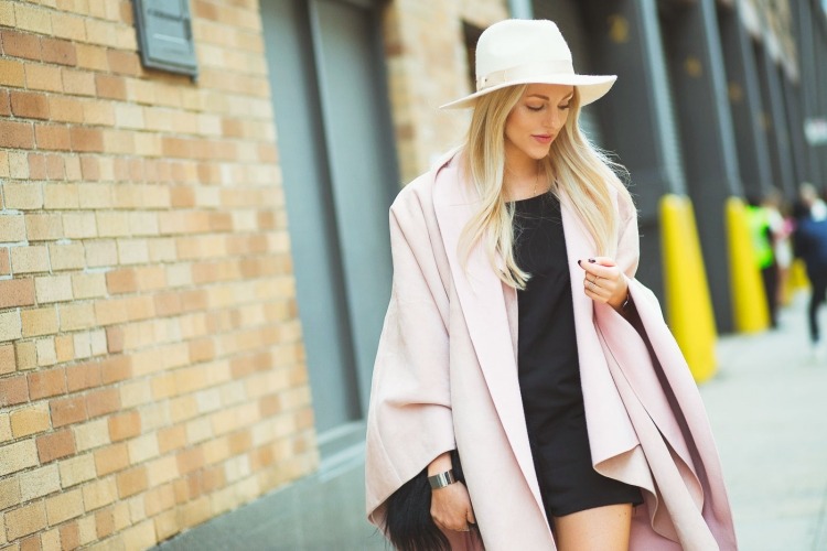 Lumină-toamnă-modă-pelerină-îmbrăcăminte-pălărie-fedora