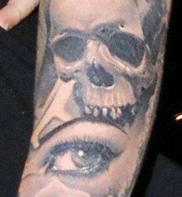 Teschio di Liam Payne e un tatuaggio sugli occhi