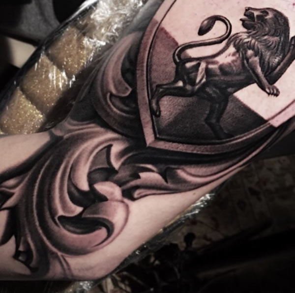 Liam Payne stemma del leone e tatuaggio del cavaliere medievale