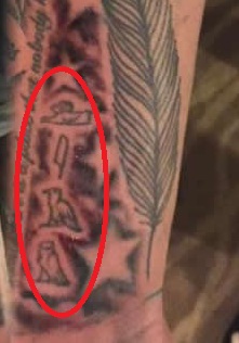 Tatuaggio di scrittura egiziano di Liam Payne