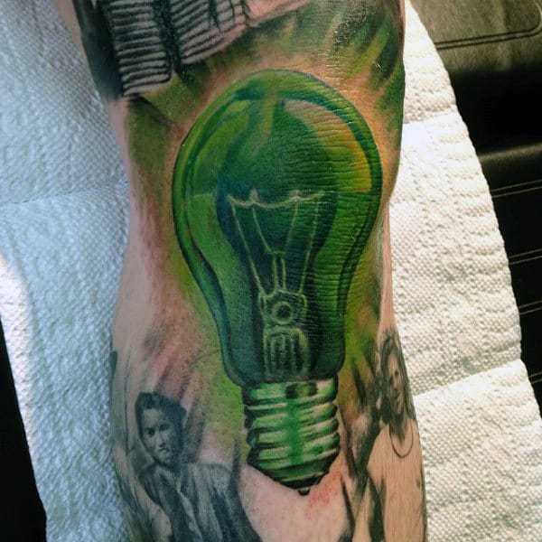 Lampadina verde tatuaggio sul braccio