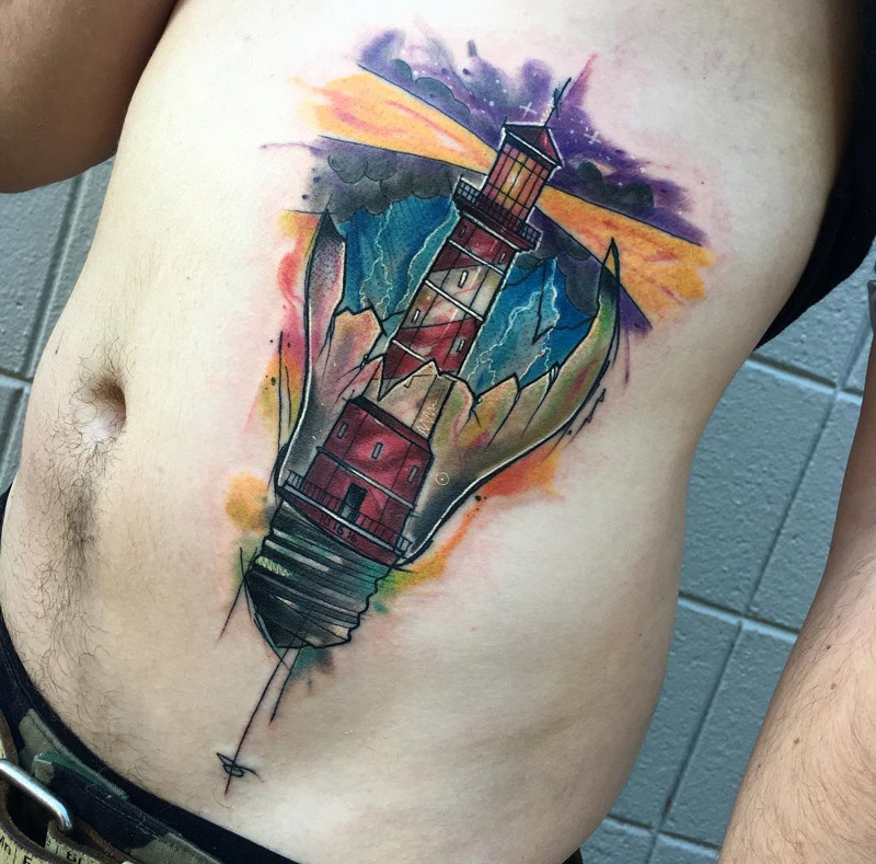 Lampadina Tattoo per uomini sullo stomaco