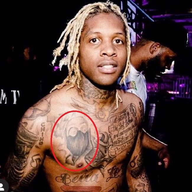 rosto de lil durk com máscara de tatuagem