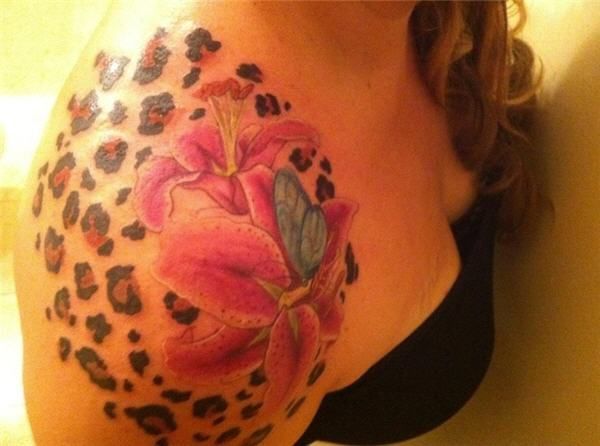 Fiore colorato con tatuaggio stampa ghepardo