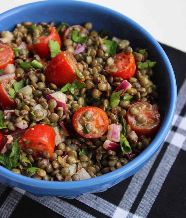 Rețetă vegană de salată de linte cu roșii și pătrunjel