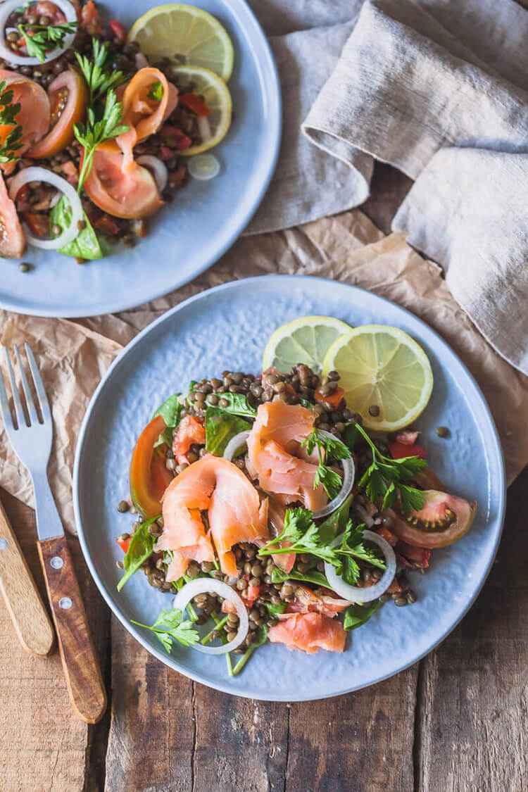 Salată de linte Calorii și idei pentru salată de linte cu conținut scăzut de carbohidrați cu somon și roșii