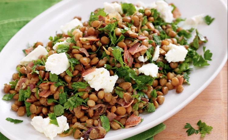 Reteta de salata de linte cu bacon cu branza feta si patrunjel