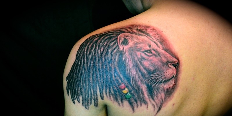 tatuagem tribal de leão no ombro