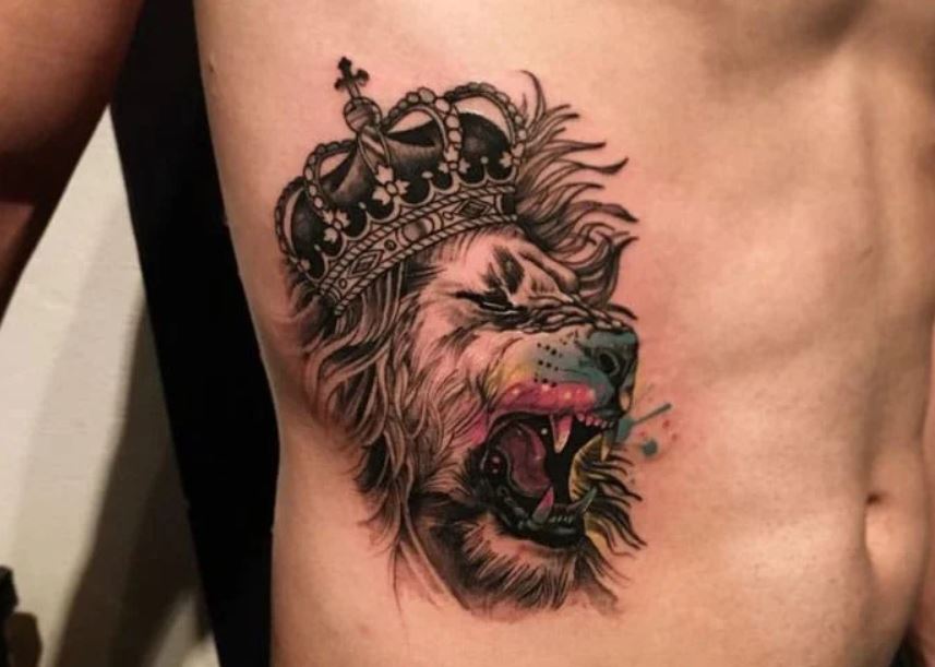 Leone con corona tatuaggio sul corpo