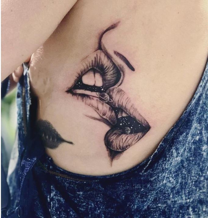 Drąsios lūpų tatuiruotės ant kūno moterims