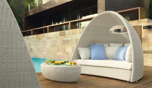 Pernă de mobilier din ratan perete exterior de culoare mov purpuriu marginea piscinei