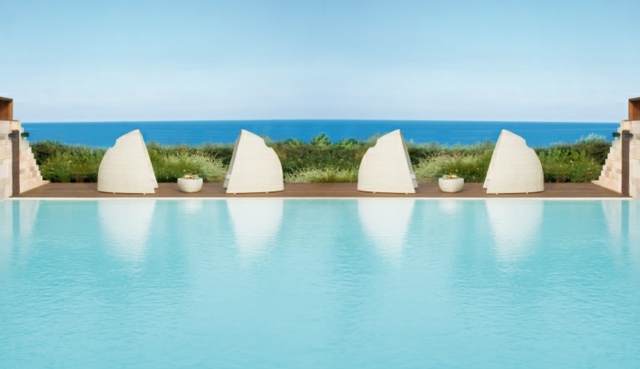 Scaunele pentru piscină formează o zonă confortabilă în aer liber