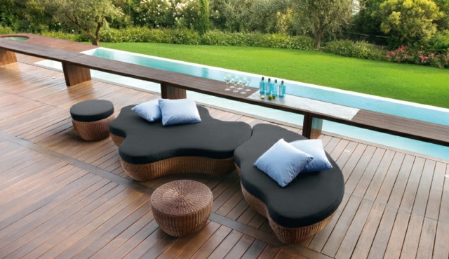 Idei de design de mobilier grup de șezut din ratan grădină cu arbori înalți