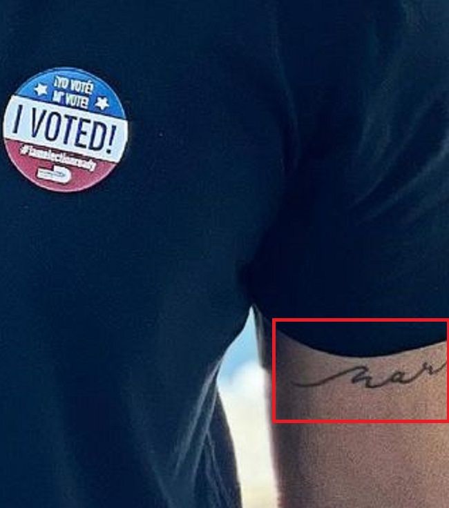 左腕のtatフォンシルイス