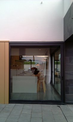 Reședință minimalistă modernă - Uși glisante mari