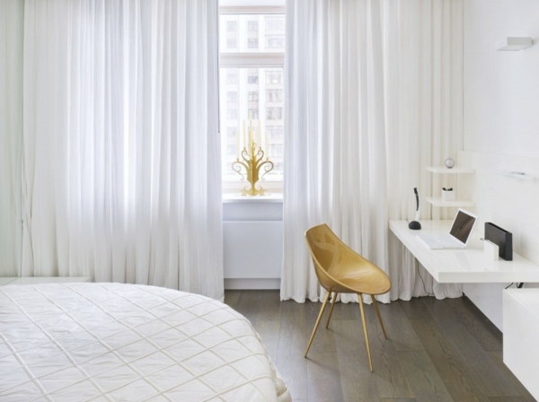 dormitor elegant pentru scaun de culoare aurie