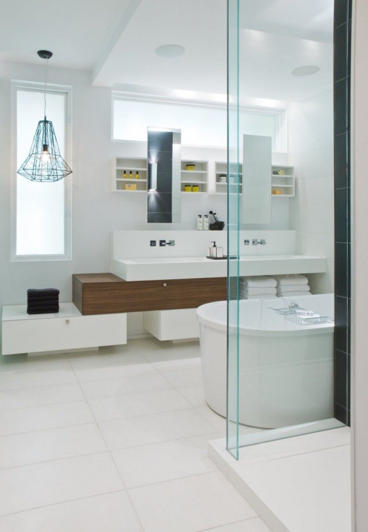 baie-luxoasă-alb-maro-închis-corp-de-iluminat-cadă-independent-iluminat-indirect-minimalist