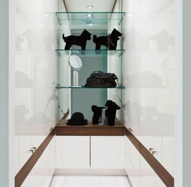 lux-baie-alb-maro-închis-dulapuri-încorporate-spațiu de depozitare-rafturi-sticlă-luciu ridicat