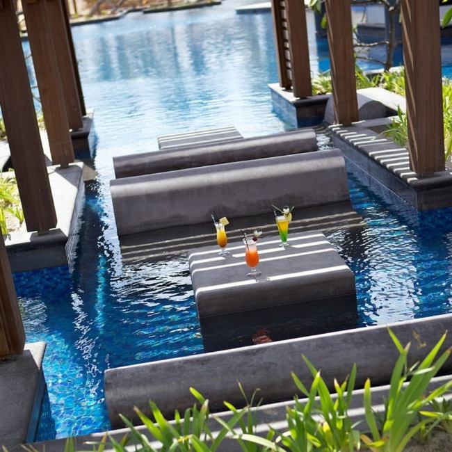 Locuri în complexul hotelier de design modern cu apă din piscină Posibilități de relaxare în complexul hotelier de lux cu design modern în apă