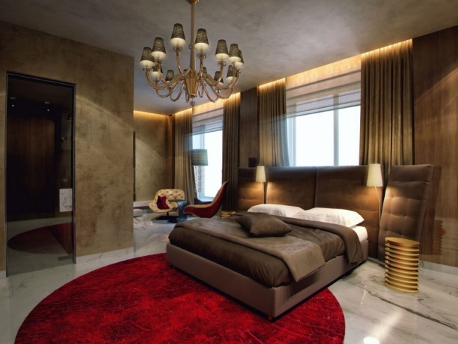 Idei de decorare dormitor-covor de lux candelabru roșu penthouse apartament-moscova