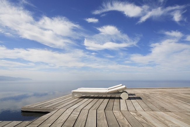 Vederi exotice-punte de lemn din dealul vilei-șezlonguri design-grădină del sol Vederi exotice Vila modernă, terasă din lemn, șezlong, jardin del sol