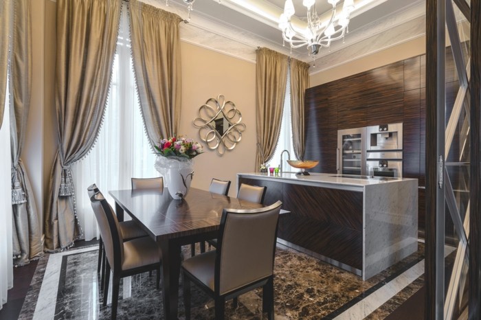Apartament de lux - Bucătărie elegantă și zonă de luat masa cu podea din marmură apartament de lux bucătărie marmură masă masă perdele podea de aur
