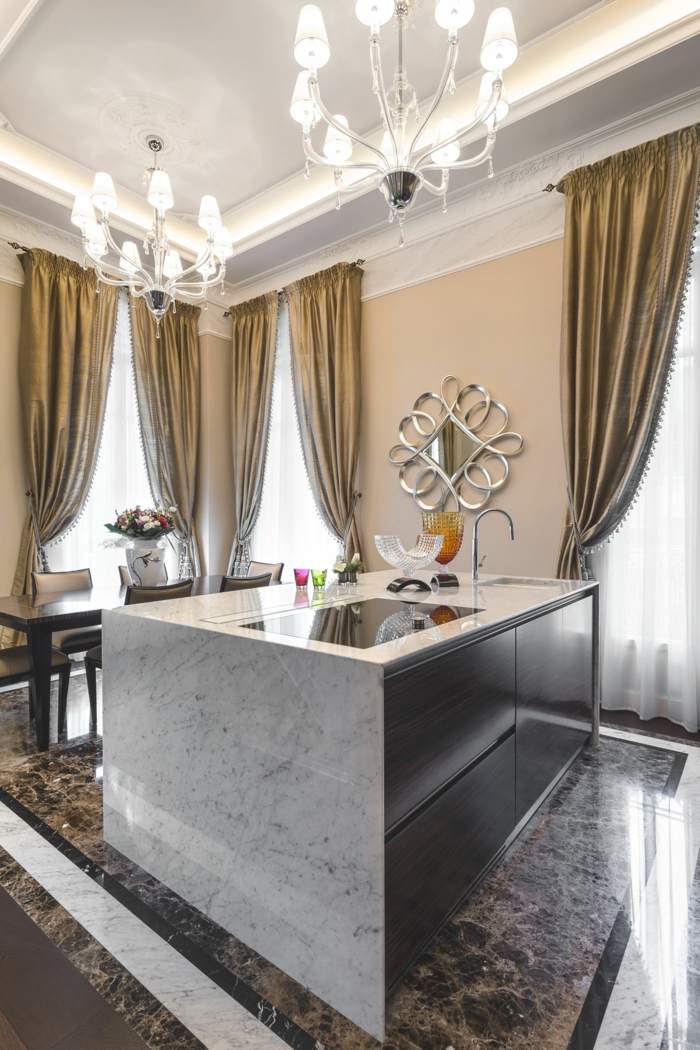 Apartament de lux - insula bucătăriei este îmbrăcată cu marmură bucatarie apartament design marmura metal insulă candelabru