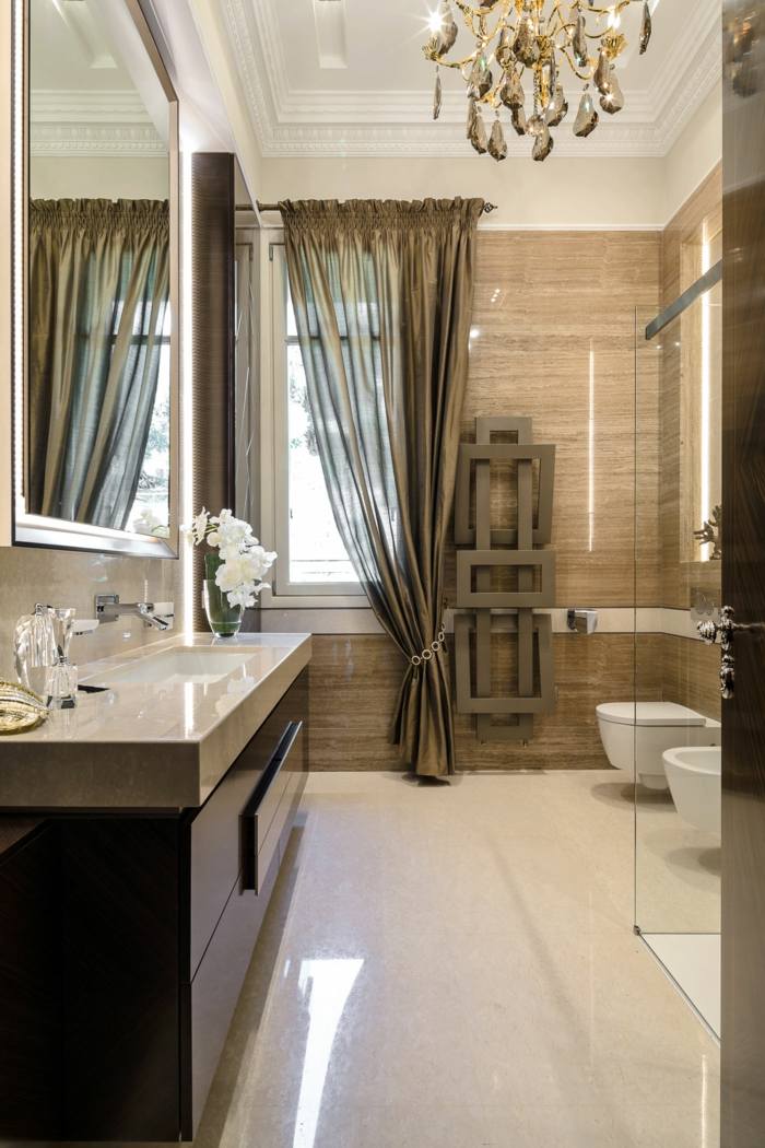 Apartament de lux - consolă în baie din lemn cu blat din marmură design baie Italia consola lemn maro perdea oglinda
