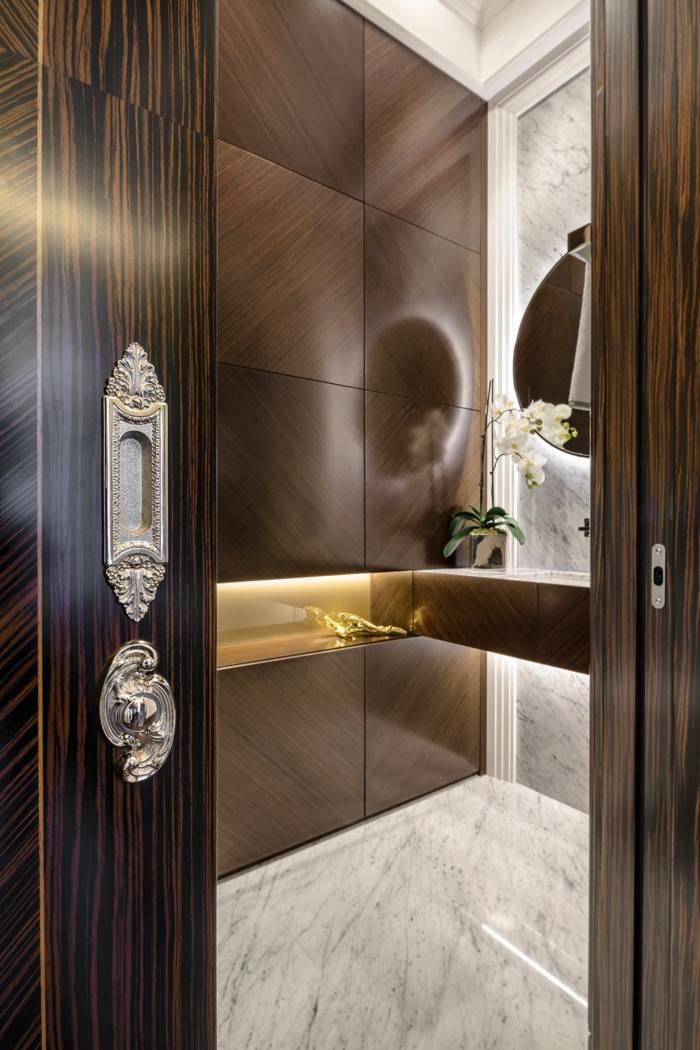 Apartament de lux - baie mică din marmură, cu mobilier din lemn baie chiuveta mică marmură podea perete dulap din lemn