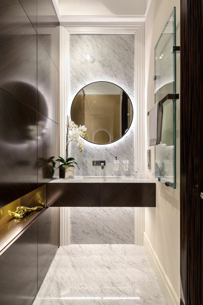 Design de baie luxos din marmură și o mică consolă cu chiuvetă oglinda de baie consolă rotundă din marmură din lemn