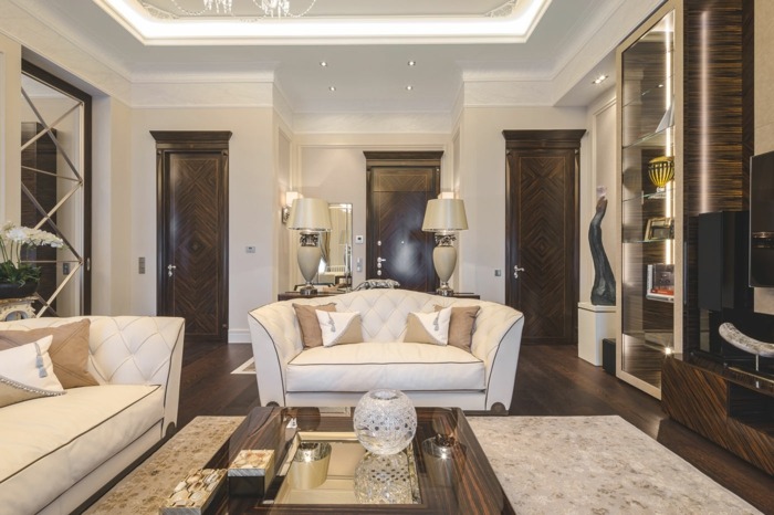 Apartament de lux, cu o cameră de zi elegantă și canapele albe apartament lux living canapea usa alba lemn