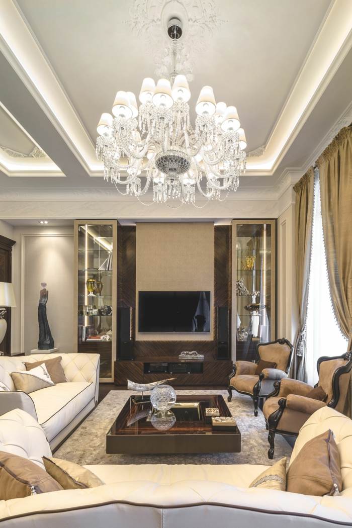 Candelabre de lux împodobesc camerele apartamentului idee de design clasic italian masuta de cafea tv moderna