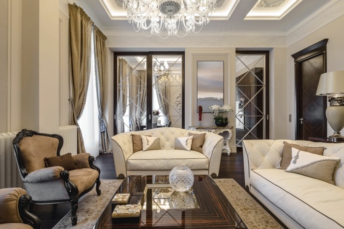În camera de zi de lux, ușile oglinzilor măresc vizual spațiul sufragerie design italian eleganta covor auriu lampa de masa
