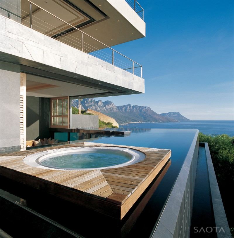 casă de lux pe versant piscină infinită cu hidromasaj vedere la mare
