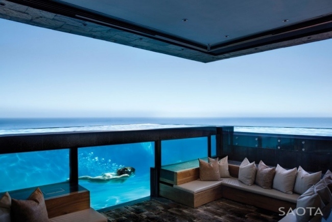 casă de lux pe deal, vedere la mare, piscină, pereți de sticlă, zonă de relaxare