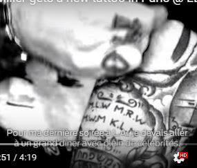 Tatuaggio di scrittura del bicipite sinistro di Mac Miller
