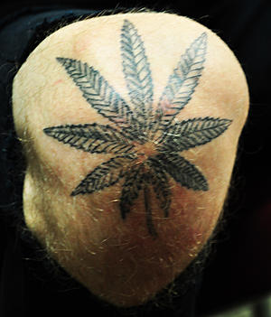 Tatouage de cannabis MGK