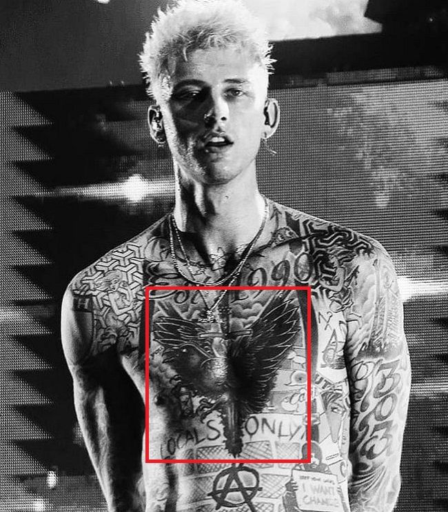 tatouage à la poitrine modifié par une mitrailleuse