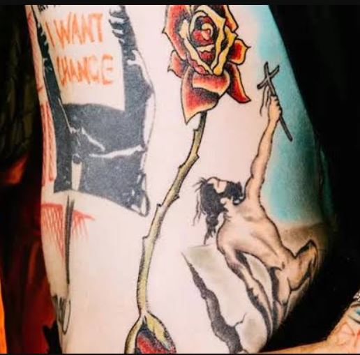 MGK Tatouage Rose En Fleurs