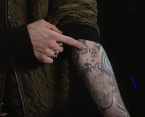 Tatouage MGK KISS LE CIEL