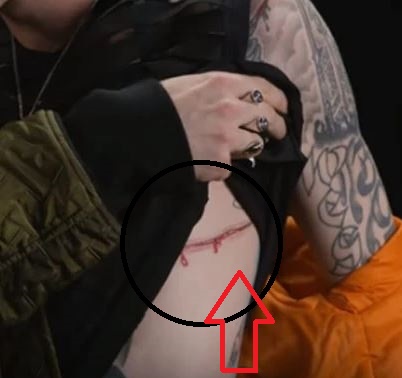 MGK Gash sur le tatouage de la poitrine