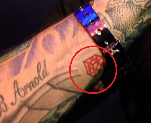 Tatouage de dés rouge MGK