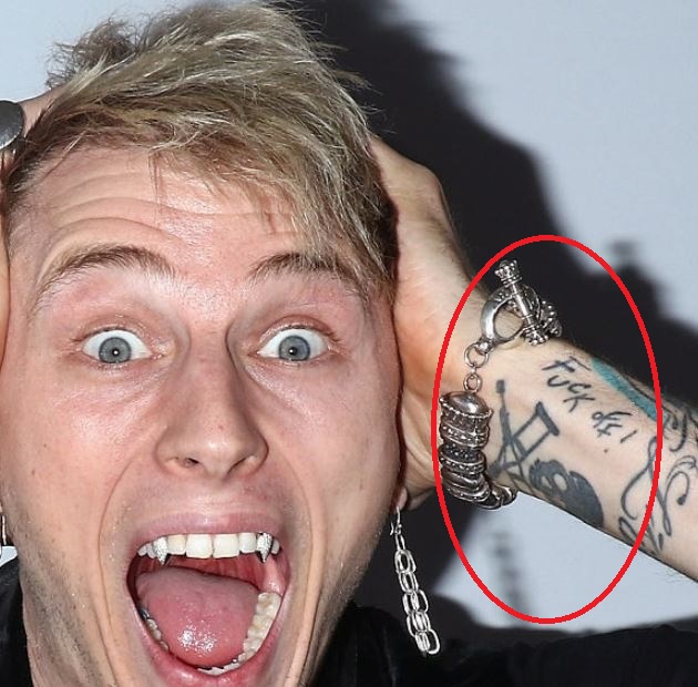 Tatouage de signe de danger MGK